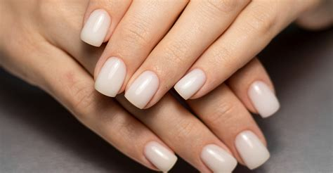 Mãos modelo com esmalte claro